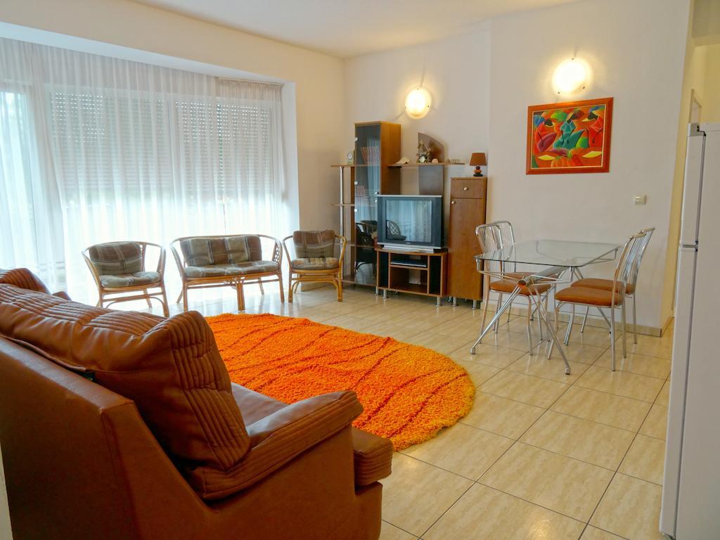 Club Topaz Apartments Neptun Room photo
